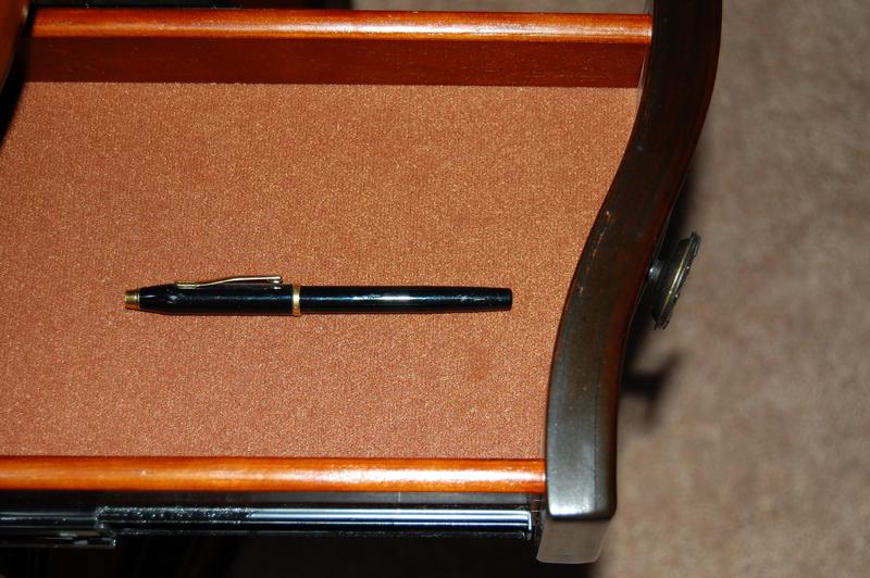 Securing a pen in a drawer (photo)