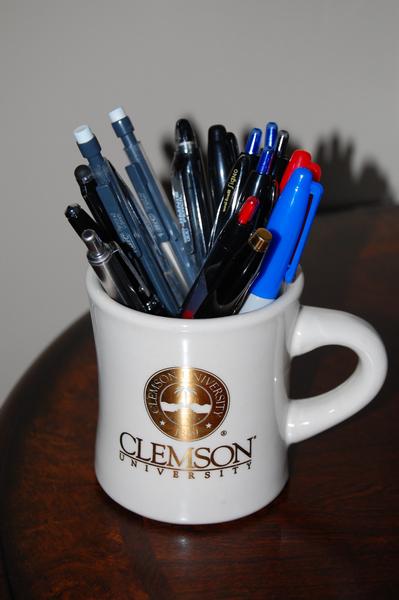 Pens in a cup (photo)